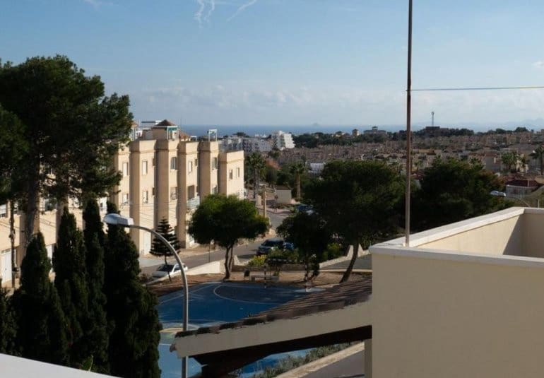 Chalet de 3 habitaciones en Villamartin en venta con piscina - 295.000 € (Ref: 9737833)