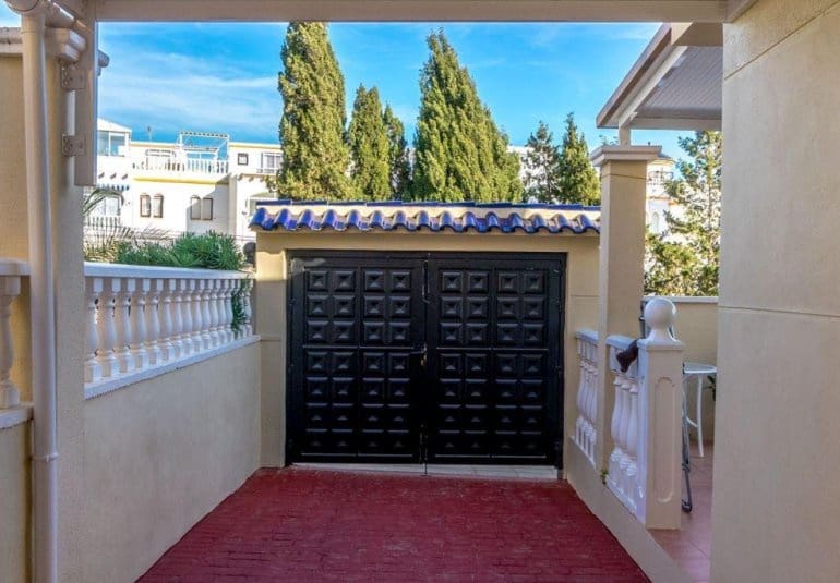 Chalet de 3 habitaciones en Villamartin en venta con piscina - 295.000 € (Ref: 9737833)