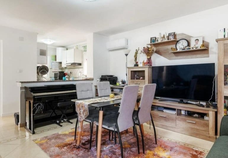 Chalet de 3 habitaciones en Villamartin en venta con piscina - 295.000 € (Ref: 9737833)