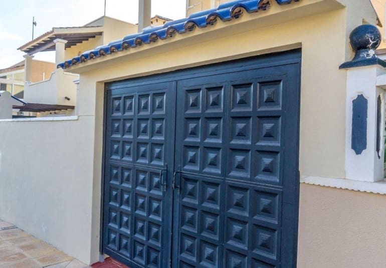 Chalet de 3 habitaciones en Villamartin en venta con piscina - 295.000 € (Ref: 9737833)