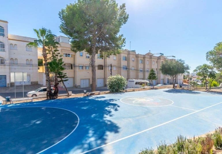 Chalet de 3 habitaciones en Villamartin en venta con piscina - 295.000 € (Ref: 9737833)