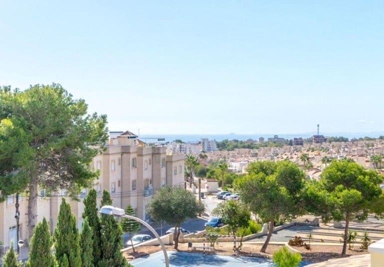 Chalet de 3 habitaciones en Villamartin en venta con piscina - 295.000 € (Ref: 9737833)