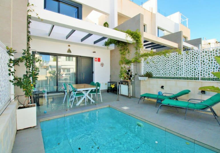 Casa de 2 habitaciones en Villamartin en venta con piscina - 294.990 € (Ref: 9737842)