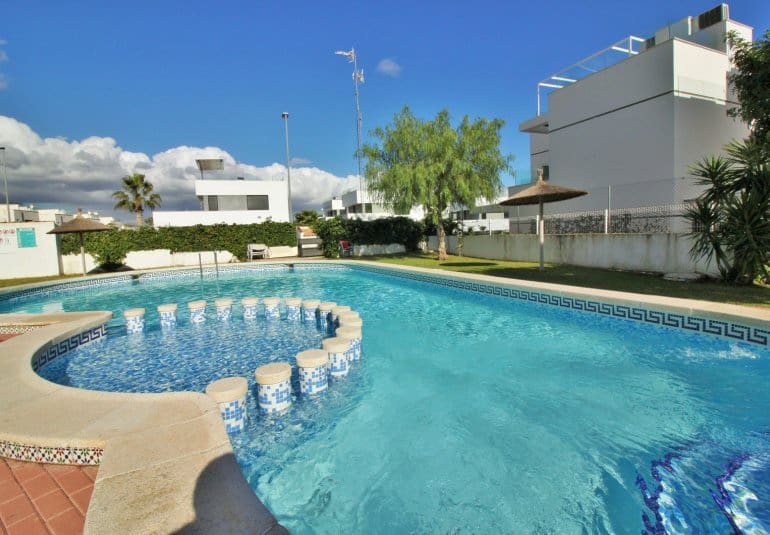 Casa de 2 habitaciones en Villamartin en venta con piscina - 294.990 € (Ref: 9737842)