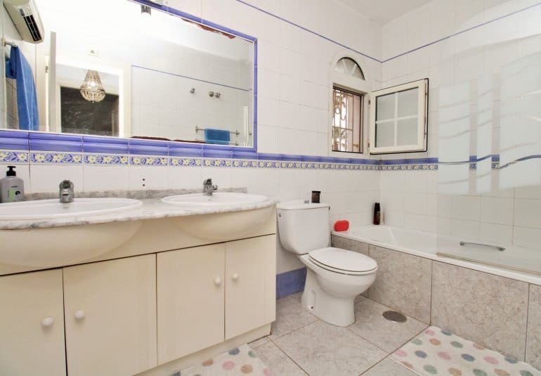 Casa de 4 habitaciones en Villamartin en venta con piscina - 295.000 € (Ref: 9737843)