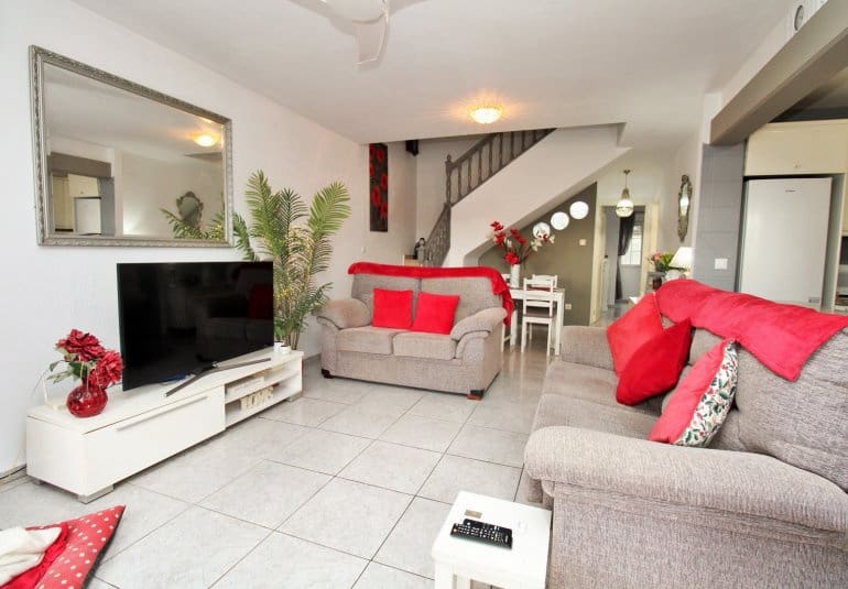 Casa de 4 habitaciones en Villamartin en venta con piscina - 295.000 € (Ref: 9737843)