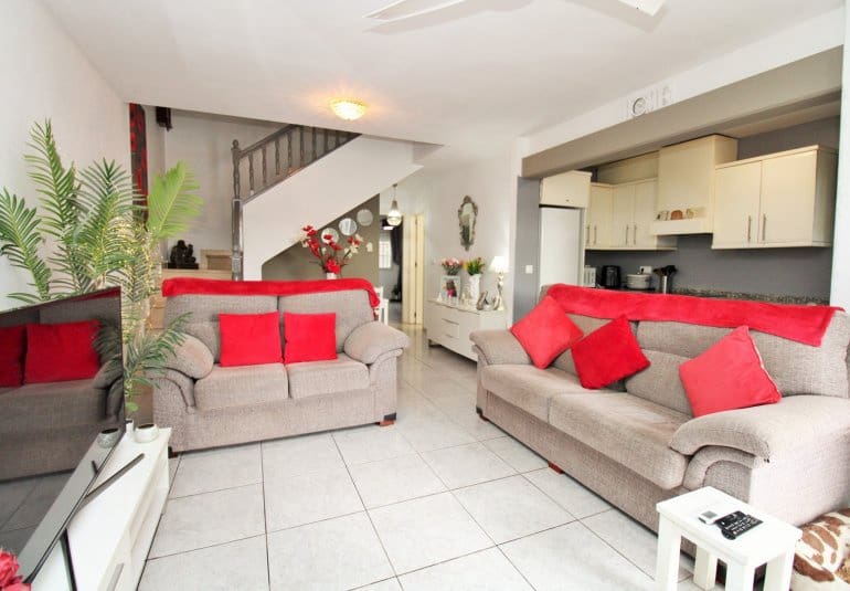 Casa de 4 habitaciones en Villamartin en venta con piscina - 295.000 € (Ref: 9737843)