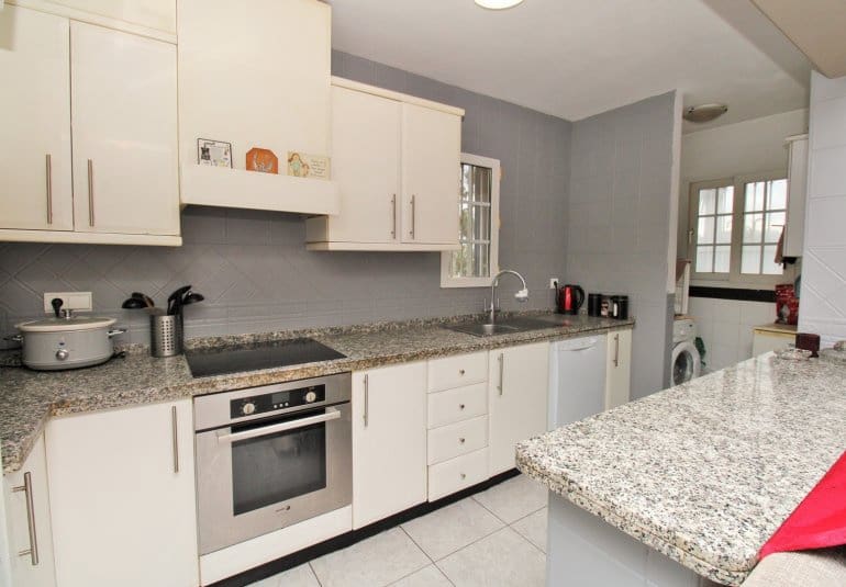 Casa de 4 habitaciones en Villamartin en venta con piscina - 295.000 € (Ref: 9737843)