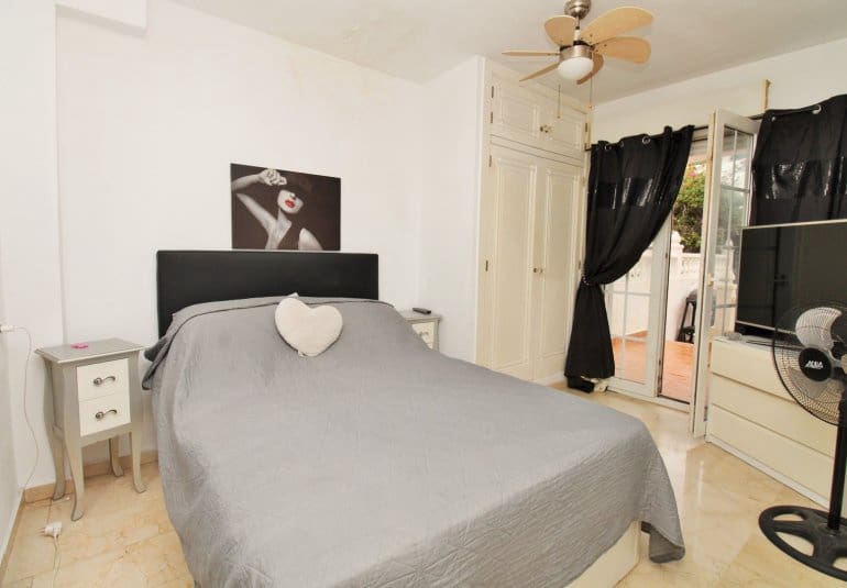 Casa de 4 habitaciones en Villamartin en venta con piscina - 295.000 € (Ref: 9737843)