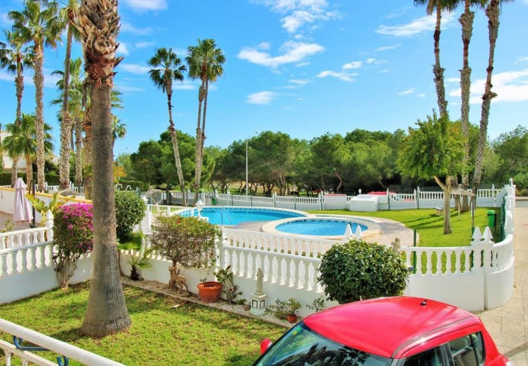 Casa de 4 habitaciones en Villamartin en venta con piscina - 295.000 € (Ref: 9737843)