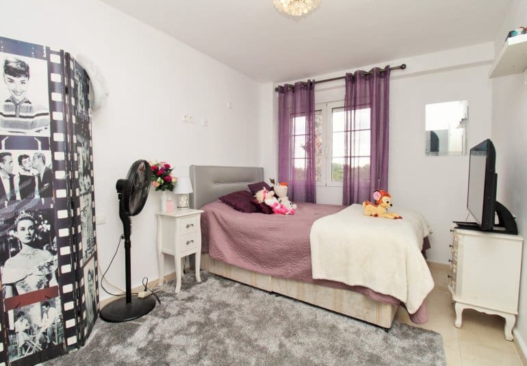 Casa de 4 habitaciones en Villamartin en venta con piscina - 295.000 € (Ref: 9737843)