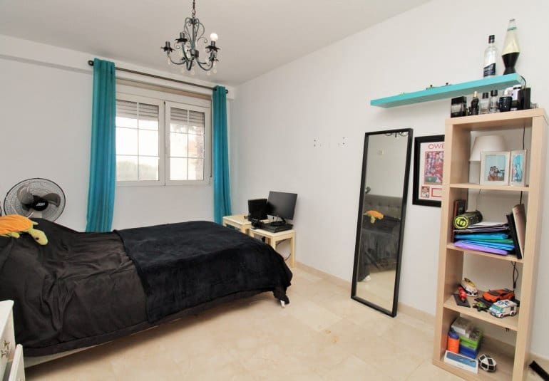 Casa de 4 habitaciones en Villamartin en venta con piscina - 295.000 € (Ref: 9737843)