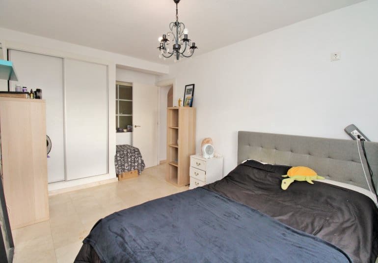 Casa de 4 habitaciones en Villamartin en venta con piscina - 295.000 € (Ref: 9737843)