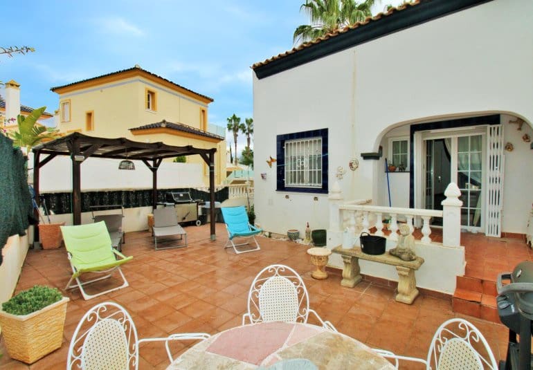 Casa de 4 habitaciones en Villamartin en venta con piscina - 295.000 € (Ref: 9737843)