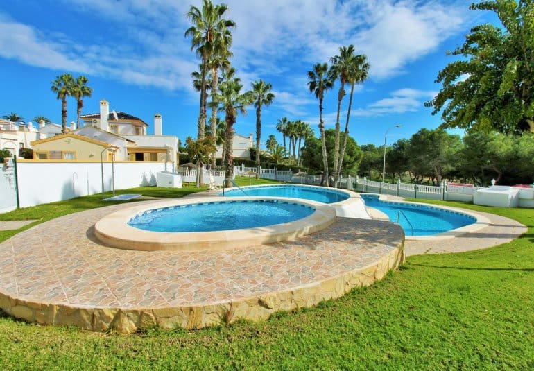 Casa de 4 habitaciones en Villamartin en venta con piscina - 295.000 € (Ref: 9737843)