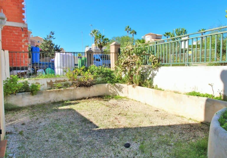 Casa de 3 habitaciones en Villamartin en venta con piscina - 249.990 € (Ref: 9737846)