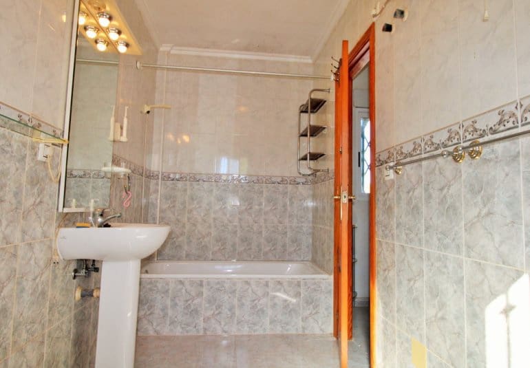 Casa de 3 habitaciones en Villamartin en venta con piscina - 249.990 € (Ref: 9737846)