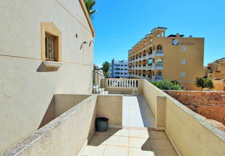 3 bedroom Townhouse for sale in Villamartin with pool - € 249,990 (Ref: 9737846)