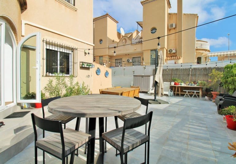 Casa de 2 habitaciones en Villamartin en venta con piscina - 289.900 € (Ref: 9737847)
