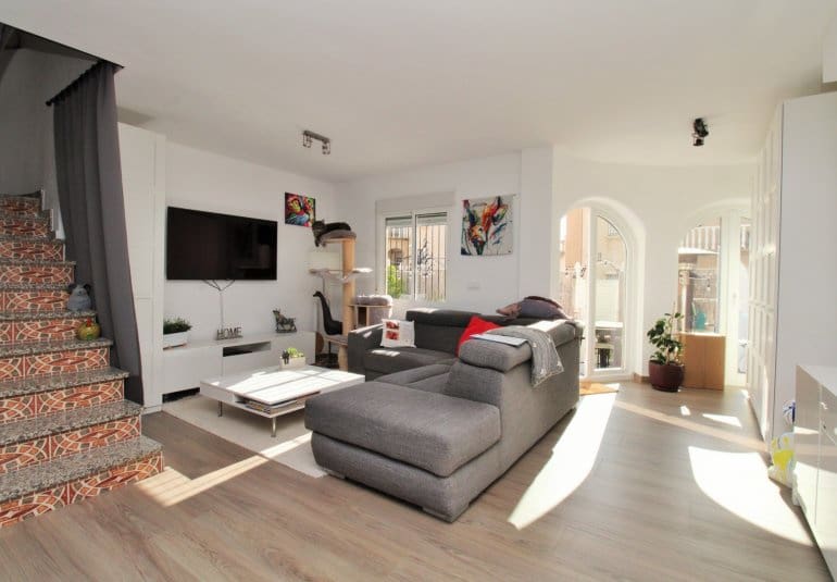 Casa de 2 habitaciones en Villamartin en venta con piscina - 289.900 € (Ref: 9737847)