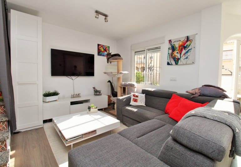 Casa de 2 habitaciones en Villamartin en venta con piscina - 289.900 € (Ref: 9737847)