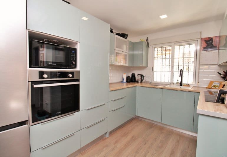 Casa de 2 habitaciones en Villamartin en venta con piscina - 289.900 € (Ref: 9737847)