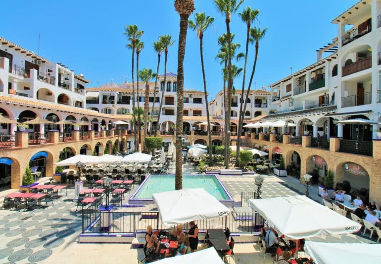 Casa de 2 habitaciones en Villamartin en venta con piscina - 289.900 € (Ref: 9737847)