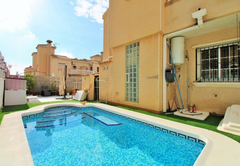Casa de 2 habitaciones en Villamartin en venta con piscina - 289.900 € (Ref: 9737847)