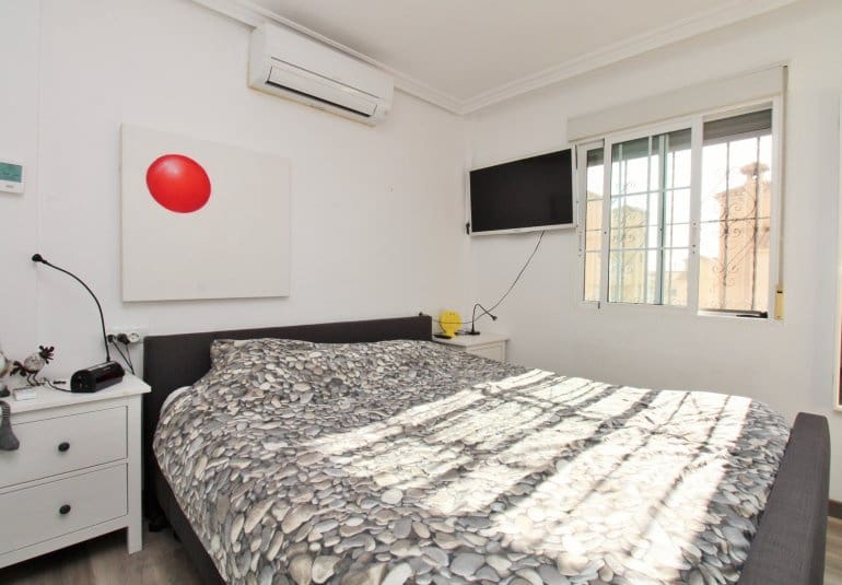 Casa de 2 habitaciones en Villamartin en venta con piscina - 289.900 € (Ref: 9737847)