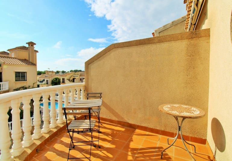 Casa de 2 habitaciones en Villamartin en venta con piscina - 289.900 € (Ref: 9737847)