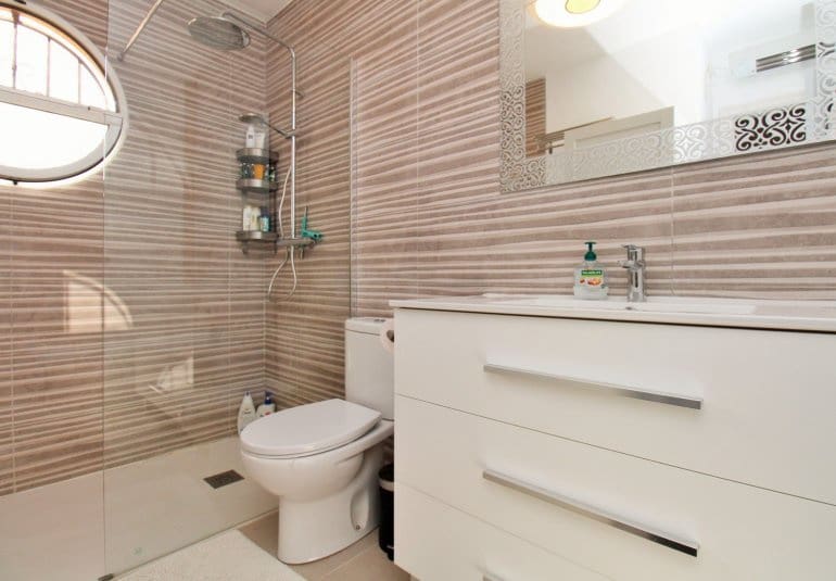 Casa de 2 habitaciones en Villamartin en venta con piscina - 289.900 € (Ref: 9737847)