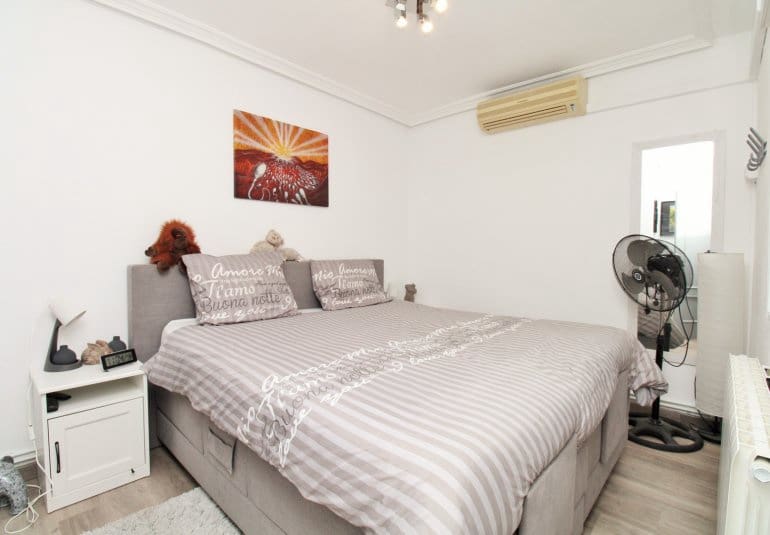 Casa de 2 habitaciones en Villamartin en venta con piscina - 289.900 € (Ref: 9737847)