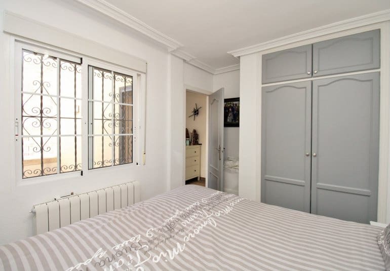 Casa de 2 habitaciones en Villamartin en venta con piscina - 289.900 € (Ref: 9737847)