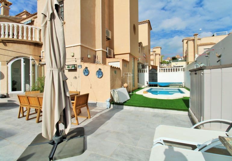 Casa de 2 habitaciones en Villamartin en venta con piscina - 289.900 € (Ref: 9737847)