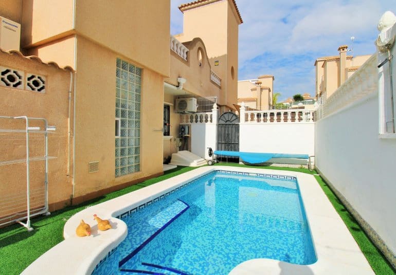 Casa de 2 habitaciones en Villamartin en venta con piscina - 289.900 € (Ref: 9737847)