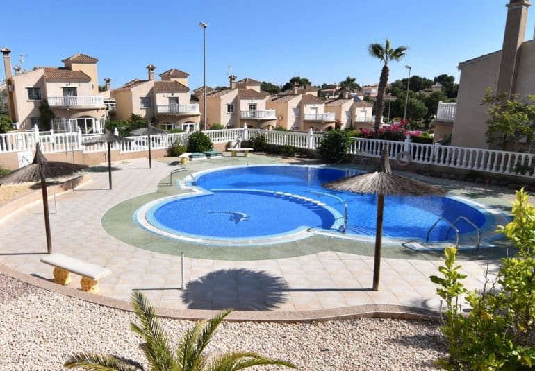 Casa de 2 habitaciones en Villamartin en venta con piscina - 289.900 € (Ref: 9737847)