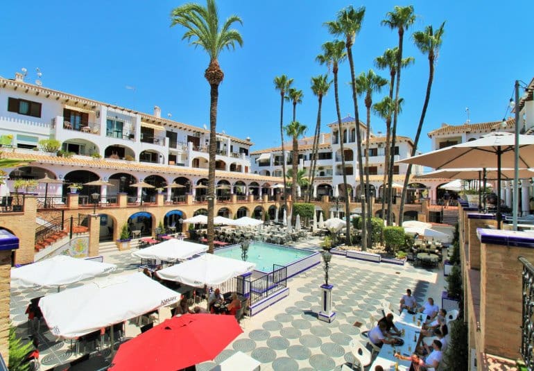 Casa de 2 habitaciones en Villamartin en venta con piscina - 289.900 € (Ref: 9737847)