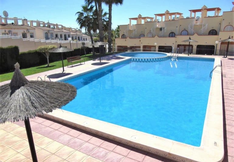 Apartamento de 2 habitaciones en Villamartin en venta con piscina - 144.000 € (Ref: 9737848)