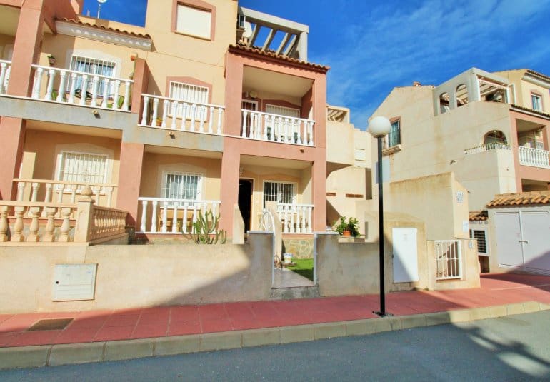 Apartamento de 2 habitaciones en Villamartin en venta con piscina - 144.000 € (Ref: 9737848)