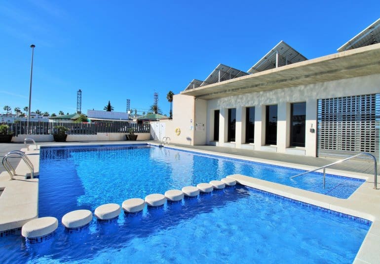 Apartamento de 2 habitaciones en Villamartin en venta con piscina - 289.900 € (Ref: 9737849)