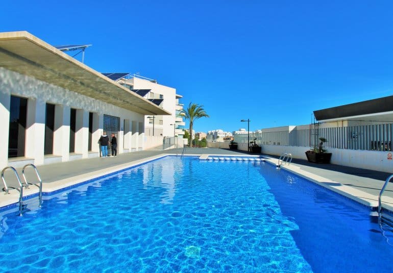 Apartamento de 2 habitaciones en Villamartin en venta con piscina - 289.900 € (Ref: 9737849)