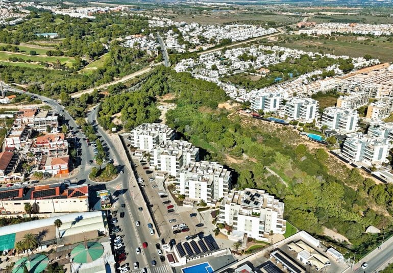 Apartamento de 2 habitaciones en Villamartin en venta con piscina - 289.900 € (Ref: 9737849)