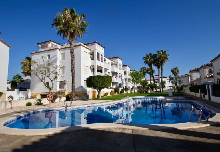 Apartamento de 2 habitaciones en Villamartin en venta con piscina - 199.000 € (Ref: 9737853)