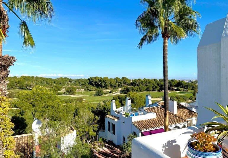 Chalet de 3 habitaciones en Villamartin en venta - 425.000 € (Ref: 9737856)