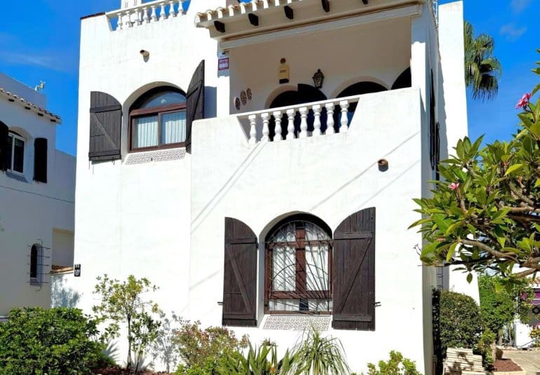 Chalet de 3 habitaciones en Villamartin en venta - 425.000 € (Ref: 9737856)