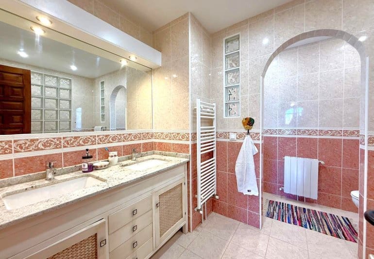 Chalet de 3 habitaciones en Villamartin en venta - 425.000 € (Ref: 9737856)