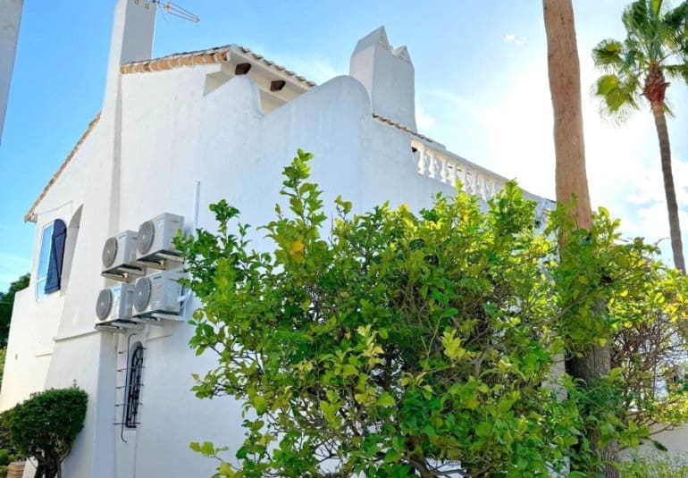 Chalet de 3 habitaciones en Villamartin en venta - 425.000 € (Ref: 9737856)