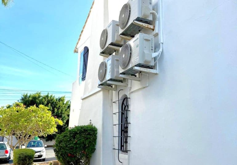 Chalet de 3 habitaciones en Villamartin en venta - 425.000 € (Ref: 9737856)