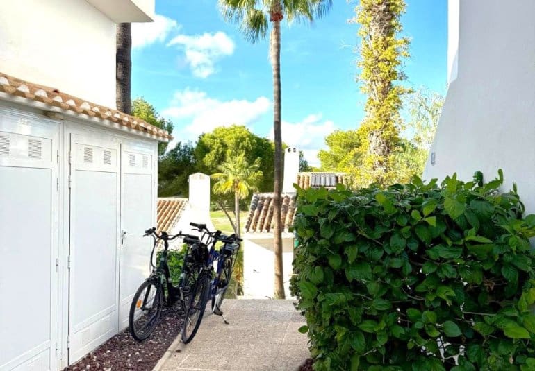 Chalet de 3 habitaciones en Villamartin en venta - 425.000 € (Ref: 9737856)