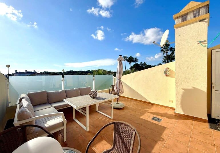 2 bedroom Townhouse for sale in Villamartin with pool - € 229,500 (Ref: 9737860)